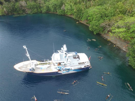 TBA21考察船Dardanella固定在了巴布亚新几内亚，米尔恩湾的蒂娜海滩（图片由TBA21提供）/ The TBA21 research vessel Dardanella anchored at Dina’s beach, Milne Bay, Papua New Guinea. Courtesy TBA21.