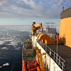 在ICESCAPE任务中凭借蒸汽通过北冰洋的美国海岸巡防队破冰船USCGC Healy号（WAGB-20），一项思考如何改变北极圈的环境的研究影响了海洋化学性质和生态系统，2011年7月（摄影：NASA/凯瑟琳·汉森）/ U.S. Coast Guard ice breaker USCGC Healy (WAGB-20) steaming through the Arctic Ocean during the ICESCAPE mission, to study how changing conditions in the Arctic affect the ocean's chemistry and ecosystems, July 2011. Photo: NASA/Kathryn Hansen.