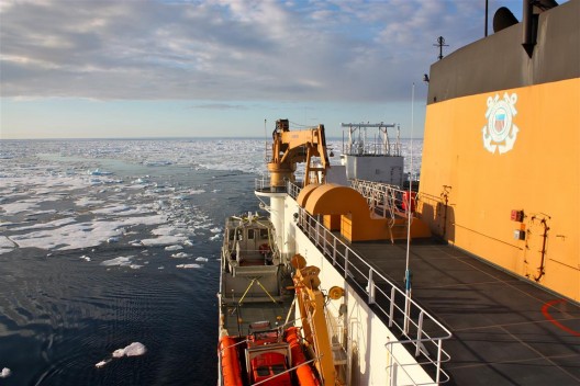 在ICESCAPE任务中凭借蒸汽通过北冰洋的美国海岸巡防队破冰船USCGC Healy号（WAGB-20），一项思考如何改变北极圈的环境的研究影响了海洋化学性质和生态系统，2011年7月（摄影：NASA/凯瑟琳·汉森）/ U.S. Coast Guard ice breaker USCGC Healy (WAGB-20) steaming through the Arctic Ocean during the ICESCAPE mission, to study how changing conditions in the Arctic affect the ocean's chemistry and ecosystems, July 2011. Photo: NASA/Kathryn Hansen.