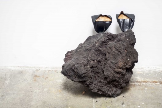 加布里埃尔·库里,工作室场景,2016,(摄影:萨拉·卢德曼)/ Gabriel Kuri, studio view, 2016. Photo: Sarah Lüdemann.