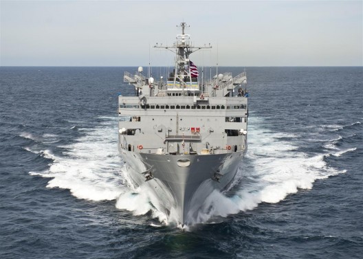 军事海运司令部快速战斗支援船只USNS Supply (T-AOE-6)通过大西洋(摄影:美国海军)/ The Military Sealift Command fast combat support ship USNS Supply (T-AOE-6) transits the Atlantic Ocean. Photo: US Navy