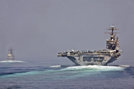 美国海军于2012年5月拍摄的亚伯拉罕·林肯号航空母舰和圣乔治角号航空母舰通过霍尔木兹海峡的照片 （摄影：美国海军）/ U.S. Navy photo of the USS Abraham Lincoln and USS Cape St. George transitioning through the Strait of Hormuz in May 2012. Photo: US Navy