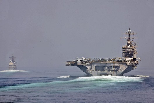美国海军于2012年5月拍摄的亚伯拉罕·林肯号航空母舰和圣乔治角号航空母舰通过霍尔木兹海峡的照片 (摄影:美国海军)/ U.S. Navy photo of the USS Abraham Lincoln and USS Cape St. George transitioning through the Strait of Hormuz in May 2012. Photo: US Navy
