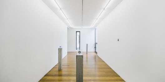 尼娜·卡内尔,“反射⽳”,展览现场(感谢LEO XU PROJECTS提供配图) / Nina Canell,