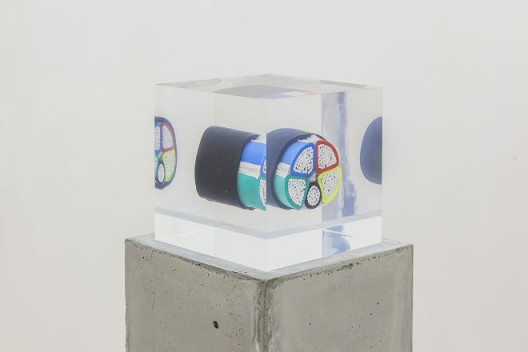 尼娜·卡内尔,《简单音节(重)》,地下电缆、亚克?、混凝?,16.5 x 16.5 x 111 cm(感谢LEO XU PROJECTS提供配图) / Nina Canell, Brief Syllable (Heavy), subterranean electricity cable, acrylic,concrete, 16.5 x 16.5 x 111 cm, 2016 (Courtesy of LEO XU PROJECTS, Shanghai)