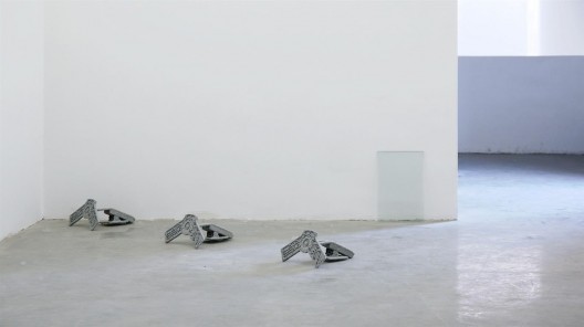 格雷戈里·夏通斯基,“末世化石”,展览现场,独角兽艺术空间,2015(图片由中国北京独角兽艺术空间提供)/ Grégory Chatonsky, “Telofossils”, exhibition view, Unicorn Art Center, 2015. Courtesy UNICORN Art, Beijing, China.