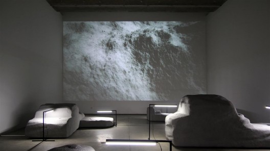 格雷戈里·夏通斯基,“末世化石”,展览现场,独角兽艺术空间,2015(图片由中国北京独角兽艺术空间提供)/ Grégory Chatonsky, “Telofossils”, exhibition view, Unicorn Art Center, 2015. Courtesy UNICORN Art, Beijing, China.