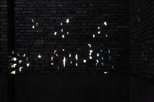 The Overture video installation May 2014 Materials: Projectors，metal supports，LED，brick wall Dimensions variable 《序曲》，影像装置，2014 年 5 月，材料:投影机、金属支架、LED、砖墙，尺寸可变