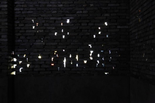 The Overture video installation May 2014 Materials: Projectors,metal supports,LED,brick wall Dimensions variable 《序曲》,影像装置,2014 年 5 月,材料:投影机、金属支架、LED、砖墙,尺寸可变