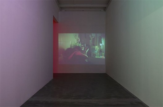 杨沛铿，《艺术家工作室派对》，图像投影，尺寸可变，2012 Trevor Yeung, Artist studio party, JPEG Image, digital projection, Dimension variable, 2012