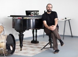 Composer Ari Benjamin Meyers in seinem Studio in berlin Kreuzberg.