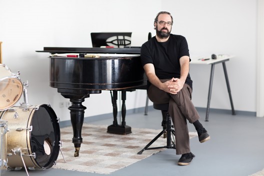 Composer Ari Benjamin Meyers in seinem Studio in berlin Kreuzberg.