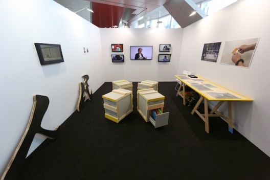 李继忠于2014年巴塞尔艺术展香港展会,Para Site中的装置作品《人民档案》。李继忠2014年毕业于创意媒体学院艺术硕士(创意媒体)课程。 Lee Kai Chung, Installation view of Archive of the People at the Para Site booth, Art Basel Hong Kong 2014, courtesy the artist. Lee earned his MFA at the CityU School of Creative Media in 2014.