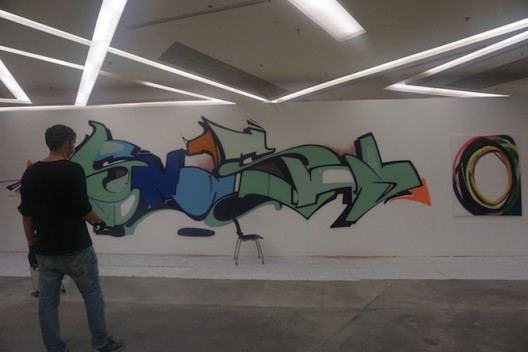 「艺术与媒体策展」主修范畴的学生去年邀请瑞士艺术家 Adrian Falkner (Smash137) 参展。 Students from The Curating Art and Media Stream invited the street artist Adrian Falkner aka Smash137 for their first show.