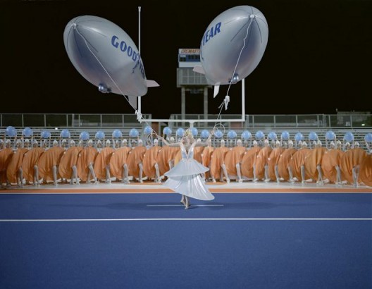 马修•巴尼,《悬丝1》,剧照,1995(摄影:Michael James O’Brien;版权:马修•巴尼1995;鸣谢:Gladstone Gallery/纽约/布鲁塞尔)/ Matthew Barney, “CREMASTER 1”, Production still, 1995(©1995 Matthew Barney, Photo: Michael James O’Brien, Courtesy Gladstone Gallery, New York and Brussels)