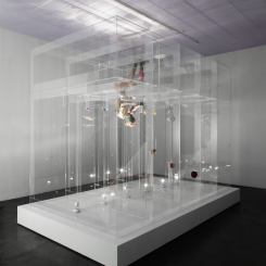 David ALTMEJD, "The Eve", 2014, Plexiglass, polystyrene, polyurethane foam, quartz, epoxy clay, epoxy gel, synthetic hair, glass eye, resin, coconuts, steel, sesame seeds, synthetic flower, synthetic branch, flock, metal wire, lighting system including fluorescent lights, thread, 302 × 244 × 399 cm, Courtesy of the K11 KollectionDavid ALTMEJD，《The Eve》，2014，Plexiglas亞加力膠板、聚苯乙烯、聚氨酯泡沫、石英、環氧粘土、環氧凝膠、人造頭髮、玻璃義眼、樹脂、椰子、鋼、芝麻籽、人造花、人造樹枝、棉束、金屬絲、照明系統包括螢光燈、線，302 × 244 × 399公分，鳴謝K11藝術典藏