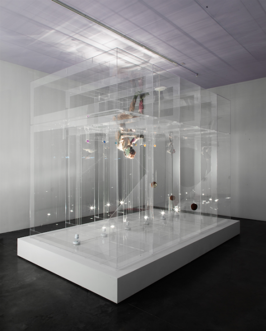 David ALTMEJD, "The Eve", 2014, Plexiglass, polystyrene, polyurethane foam, quartz, epoxy clay, epoxy gel, synthetic hair, glass eye, resin, coconuts, steel, sesame seeds, synthetic flower, synthetic branch, flock, metal wire, lighting system including fluorescent lights, thread, 302 × 244 × 399 cm, Courtesy of the K11 KollectionDavid ALTMEJD，《The Eve》，2014，Plexiglas亞加力膠板、聚苯乙烯、聚氨酯泡沫、石英、環氧粘土、環氧凝膠、人造頭髮、玻璃義眼、樹脂、椰子、鋼、芝麻籽、人造花、人造樹枝、棉束、金屬絲、照明系統包括螢光燈、線，302 × 244 × 399公分，鳴謝K11藝術典藏 