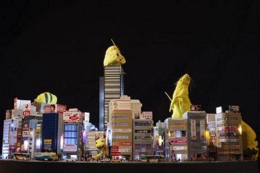 Chim↑Pom，《超级老鼠 – 实景模型新宿– 》，2016（版权：Chim↑Pom；鸣谢：艺术家和东京MUJIN­TO Production；摄影：KENJI MORITA）/  Chim↑Pom, “SUPER RAT –Diorama Shinjuku–”, 2016 (© Chim↑Pom; courtesy of the artist and MUJIN­TO Production, Tokyo; photo by KENJI MORITA)