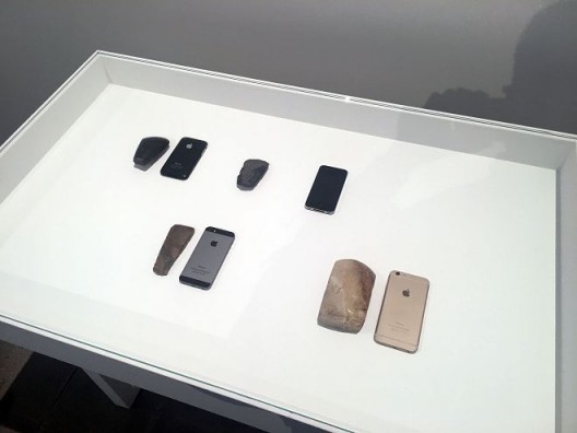 岛袋道浩（Shimabuku）的《人类古老的和新晋的工具（Oldest and Newest Tools of Human Beings）》，在军械库的主题展中 Shimabuku’s Oldest and Newest Tools of Human Beings, in the main exhibition at the Arsenale