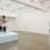 费利克斯·冈萨雷斯-托雷斯，《“无题”（摇摆舞台）》，1991年。木、灯泡、丙烯涂料，摇摆舞者穿着银丝短裤、运动鞋，携带个人音乐设备。总尺寸可变。舞台 21 1/2 × 72 × 72 英寸。展览现场。上海外滩美术馆。© 费利克斯·冈萨雷斯-托雷斯基金会。纽约安德烈娅·罗森画廊惠允 / Felix Gonzalez-Torres, “Untitled” (Go-Go Dancing Platform), 1991. Wood, lightbulbs, acrylic paint and Go-Go dancer in silver lamé bathing suit, sneakers and personal listening device. Overall dimensions vary with installation. Platform: 21 1/2 x 72 x 72 in. Installation view at Rockbund Art Museum. © The Felix Gonzalez-Torres Foundation. Courtesy of Andrea Rosen Gallery, New York