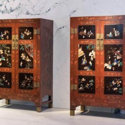 Pair of cabinets 大櫃一對, Qiangjin and Caihua lacquer on red background embellished with baibao inlay 紅底戧金/彩繪、百寶嵌, 清代 Qing Dynasty 18世紀早期 early 18th century, 127 x 198 x 63.5 cm each