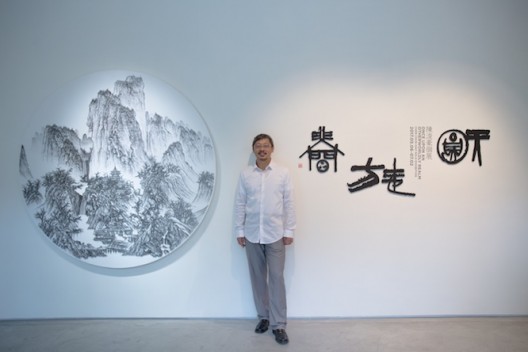 艺术家于展览现场 Artist at the exhibition vernissage  (image courtesy the artist and Tina Keng Gallery)