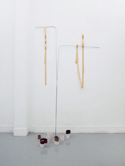 He Yida, "Tie up loose ends", Elastic band, stainless steel rod, ceramic, slap bracelet, sealed with chamois leather cloth, Dimension variable, 2014 何意达,《有始有终》,松紧带、空心钢管、陶土、金属自束带包鹿皮布,尺寸可变,2014