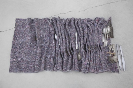 Phillip Lai, "Skin and bones", Cutlery, transit blanket, thread, string, leather, 5.5 x 84 x 51 cm , 2014 菲利普·赖,《Skin and bones》,餐具、中转毯、线、绳、皮革,5.5 x 84 x 51 cm ,2014