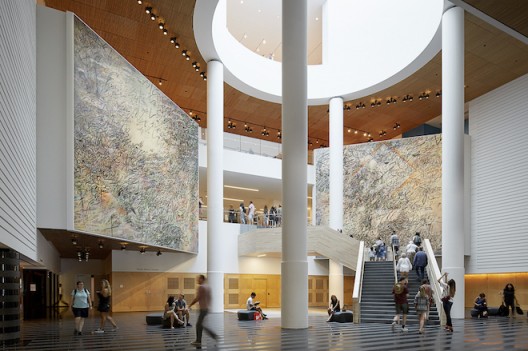 Julie Mehretu, HOWL, eon (I, II), 2017 (installation view, SFMOMA); courtesy the artist and Marian Goodman Gallery; commissioned by the San Francisco Museum of Modern Art; promised gift of Helen and Charles Schwab; © Julie Mehretu; photo: Matthew Millman Photography 朱丽叶·麦哈瑞托,“ HOWL, eon (I, II)”,2017(旧金山现代艺术博物馆展览现场);图片由艺术家和玛丽安·古德曼画廊提供;作品由旧金山现代艺术博物馆委托制作;是Helen and Charles Schwab承诺的礼物;版权归朱丽叶·麦哈瑞托所有;摄影:Matthew Millman Photography