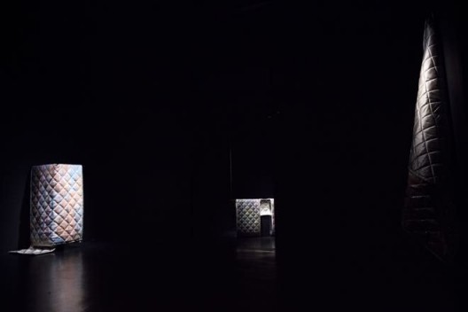 Jacqueline Kiyomi Gordon,(左边)《噪音毯子,No. 7》,2017 / (中间)《噪音毯子,No. 6》,2017/(右边)《噪音毯子,No. 9》,2017(图片由Empty Gallery 提供)