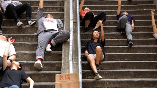 “Fall like a feather”, Performative act in various locations in Hong Kong, Video documentation, 11’15”, sound, color 《坠落如羽》,行动表演于香港多处地区演出,录像纪录11’15”, 有声彩色