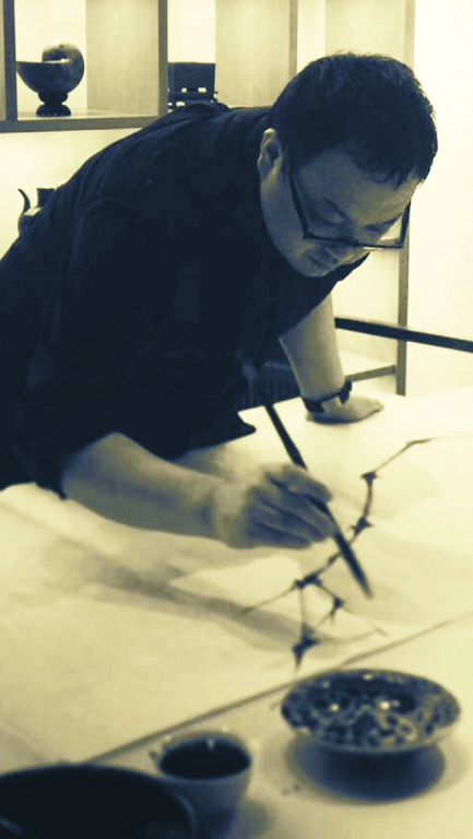 郑力在画室创作。（图片由艺术家及汉雅轩提供） ZHENG Li painting in his studio.