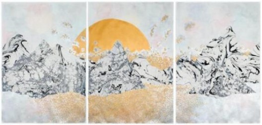 《the moon and the tides “settling in”》，Crystal Liu，111.8 x 228.6厘米（三联画） 纸本水粉彩、水彩及拼贴，2017年，图片由世界画廊（Galerie du Monde）提供 