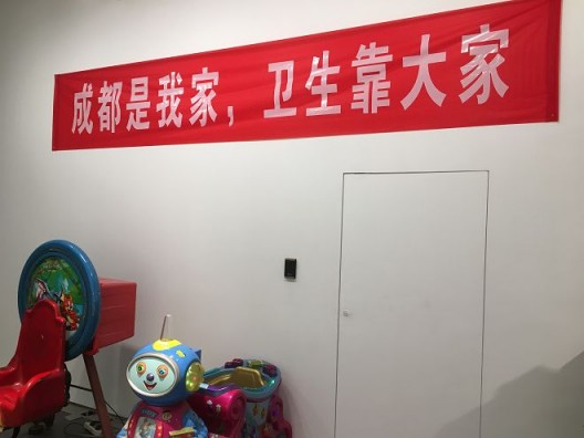 N-office (Zhu Ye & Wei Haoyan) catalogues, archives and reconstitutes local community and official narratives, in “Secrets of the Streets” as part of the Create Spaces exhibition, installation, dimensions variable (courtesy of the artist) 嗯工作室(朱晔&魏皓严),《街道的秘密:成都》展现了,装置,尺寸可变,2017(图片由艺术家提供)。在展览“创造空间”中呈现的这件作品里,嗯工作室把当地社区和官方叙述编入目录、收集归档并重建。