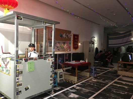N-office (Zhu Ye & Wei Haoyan) catalogues, archives and reconstitutes local community and official narratives, in “Secrets of the Streets” as part of the Create Spaces exhibition, installation, dimensions variable (courtesy of the artist) 嗯工作室(朱晔&魏皓严),《街道的秘密:成都》展现了,装置,尺寸可变,2017(图片由艺术家提供)。在展览“创造空间”中呈现的这件作品里,嗯工作室把当地社区和官方叙述编入目录、收集归档并重建。