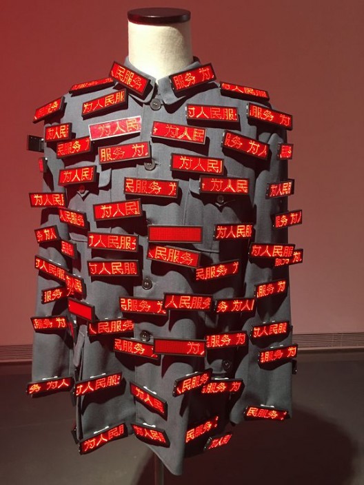 Ju Anqi’s meditation on official discourse from the opening exhibition creating spaces, “Red”,Installation(LED, Monitor and Video),Size Variable, 2017 开馆展“创造空间”中雎安奇对官方话语的思考,《红》,装置(LED灯箱、监视器、影像),尺寸可变 ,2017