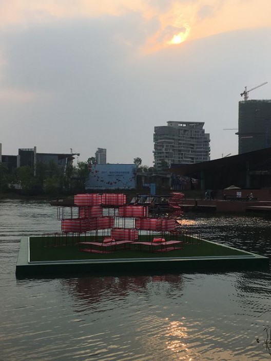 Tim Li Minwei, “Unfolding the possible X”(2017),installation(Folding beds and chairs),size variable, 2017 李民伟,《开展所能》,装置(折叠椅、折叠床),尺寸可变,2017