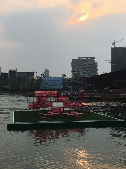 Tim Li Minwei, “Unfolding the possible X”（2017），installation（Folding beds and chairs），size variable, 2017 李民伟，《开展所能》，装置（折叠椅、折叠床），尺寸可变，2017