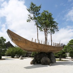 Cai Guo-Qiang, “Bonsai Ship: Project for Kyoto Culture City of East Asia”, 2017 (Photo: Koroda Takeru)
蔡国强《Bonsai Ship: Project for Kyoto Culture City of East Asia》，2017（摄影：Koroda Takeru）