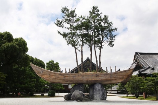 Cai Guo-Qiang, “Bonsai Ship: Project for Kyoto Culture City of East Asia”, 2017 (Photo: Koroda Takeru) 蔡国强《Bonsai Ship: Project for Kyoto Culture City of East Asia》，2017（摄影：Koroda Takeru）
