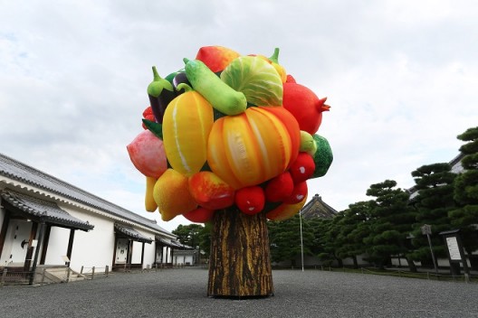 Choi Jeonghwa, “Fruit Tree”, 2015 (Photo: Koroda Takeru) 崔正化《Fruit Tree》，2015（摄影：Koroda Takeru）