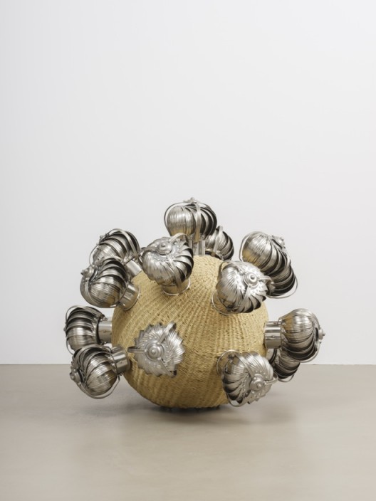The Intermediate – Psychic Turbine Vents Ball 2017 Paille artificielle, cadre en acier inoxydable, thermolaquage, turbine à vent, fil d'acier / Artificial straw, stainless steel stand, powder coating, turbine vents, casters 92 x 120 x 120 cm / 36 2/8 x 47 2/8 x 47 2/8 inches HY17 13 Courtesy of the artist and Galerie Chantal Crousel, Paris Photo : Florian Kleinefenn