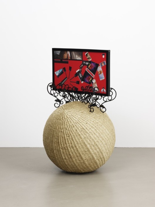 The Intermediate – Swaying Television Ball 2017 Paille artificielle, cadre en acier inoxydable, thermolaquage, cadre en fer forgé, catalogues de quincaillerie, feuilles lenticulaires, papier chromolux, verre acrylique / Artificial straw, stainless steel frame, powder coating, iron forging frame, hardware store catalogs, lenticular sheets, chromolux paper, acrylic glass 117 x 73 x 71 cm / 46 1/8 x 28 6/8 x 28 inches HY17 10 Courtesy of the artist and Galerie Chantal Crousel, Paris Photo : Florian Kleinefenn