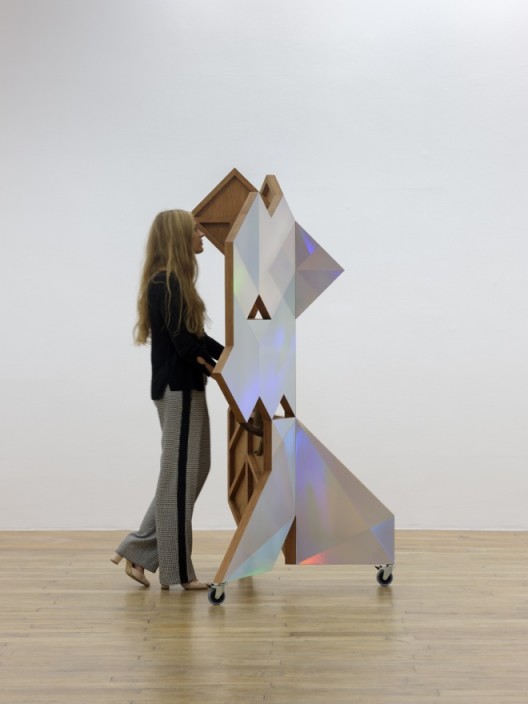 Faceted Dancing Mask 2017 Bois, acier inoxydable, film en vinyle irisé, roulettes / Wood, stainless steel, iridescent vinyl film, casters 186 x 118 x 93 cm / 73 2/8 x 46 1/2 x 36 5/8 inches HY17 2 Courtesy of the artist and Galerie Chantal Crousel, Paris Photo : Florian Kleinefenn