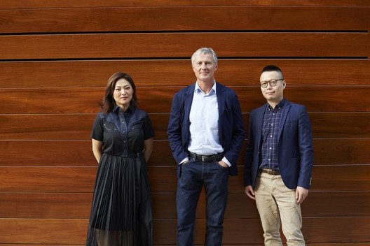 由左至右：Jennifer Yum，David Zwirner，許宇（Leo Xu），攝影：Anna Bauer From left to right: Jennifer Yum, David Zwirner, Leo Xu.  Photo: Anna Bauer