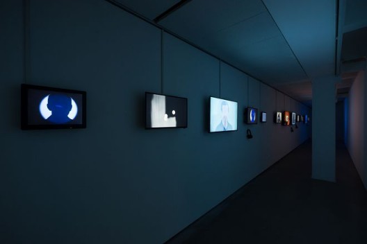 李明,《心渲染间》,2017年,多频道高清录像装置,彩色,有声 Li Ming, Rendering the Mind, 2017, multi-channel HD video installation, color, sound