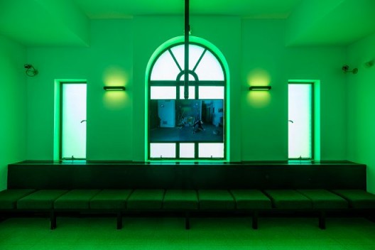 李明,《烟士披里纯:第二章—安全出口》,2017年,三频道高清录像装置,彩色,有声,14分17秒,4分30秒 Li Ming, Inspired by Transliteration– Chapter Two: Emergency Exit, 2017, three-channel HD video installation, color, sound, 14'17'', 4'30''