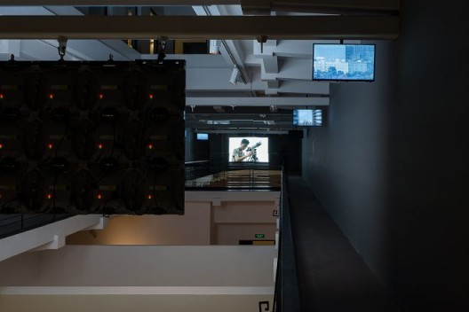 李明,《变焦》,2014年,双频道高清录像,彩色,无声,23分7秒 “HUGO BOSS亚洲新锐艺术家大奖 2017”展览现场图,上海外滩美术馆,2017年 Li Ming, Zoom, 2014, dual-channel HD video, color, silent, 23'7'' Installation view of “HUGO BOSS ASIA ART 2017”, Rockbund Art Museum,2017