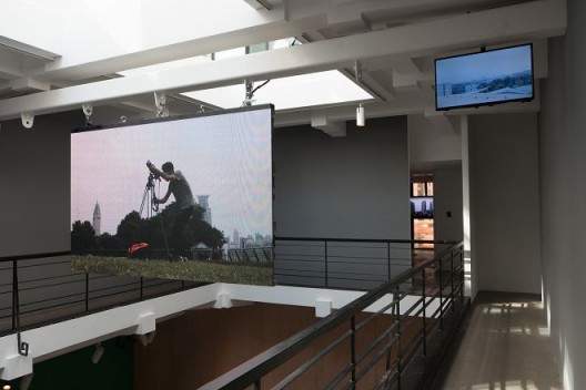 李明，《变焦》，2014年，双频道高清录像，彩色，无声，23分7秒 “HUGO BOSS亚洲新锐艺术家大奖 2017”展览现场图，上海外滩美术馆，2017年 Li Ming, Zoom, 2014, dual-channel HD video, color, silent, 23'7'' Installation view of “HUGO BOSS ASIA ART 2017”, Rockbund Art Museum，2017