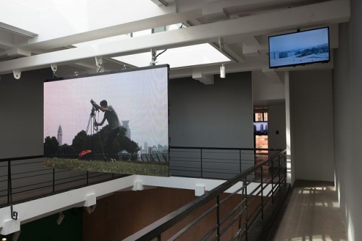 李明,《变焦》,2014年,双频道高清录像,彩色,无声,23分7秒 “HUGO BOSS亚洲新锐艺术家大奖 2017”展览现场图,上海外滩美术馆,2017年 Li Ming, Zoom, 2014, dual-channel HD video, color, silent, 23'7'' Installation view of “HUGO BOSS ASIA ART 2017”, Rockbund Art Museum,2017